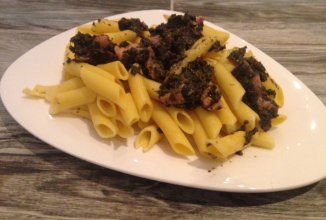 Безглютеновая паста со шпинатом, слабосоленой форелью и клюквой