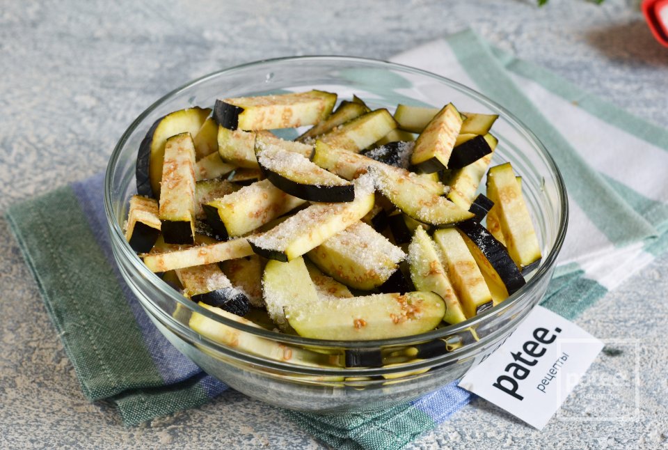 Салат из баклажанов с маринованным луком - Шаг 4