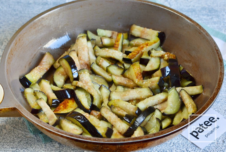 Салат из баклажанов с маринованным луком - Шаг 6