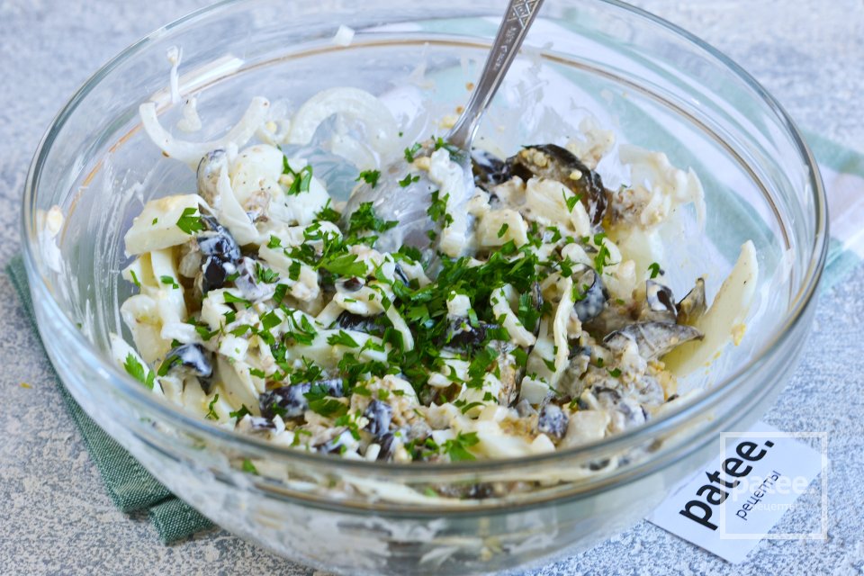 Салат из баклажанов с маринованным луком - Шаг 12