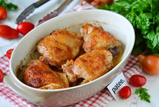 Запеченные куриные бедра в луковом маринаде