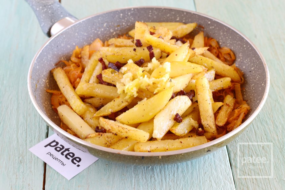 Тушеный картофель с квашеной капустой - Шаг 14