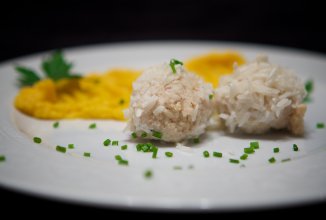 Петушиные тефтели-ёжики с морковно-капустным пюре