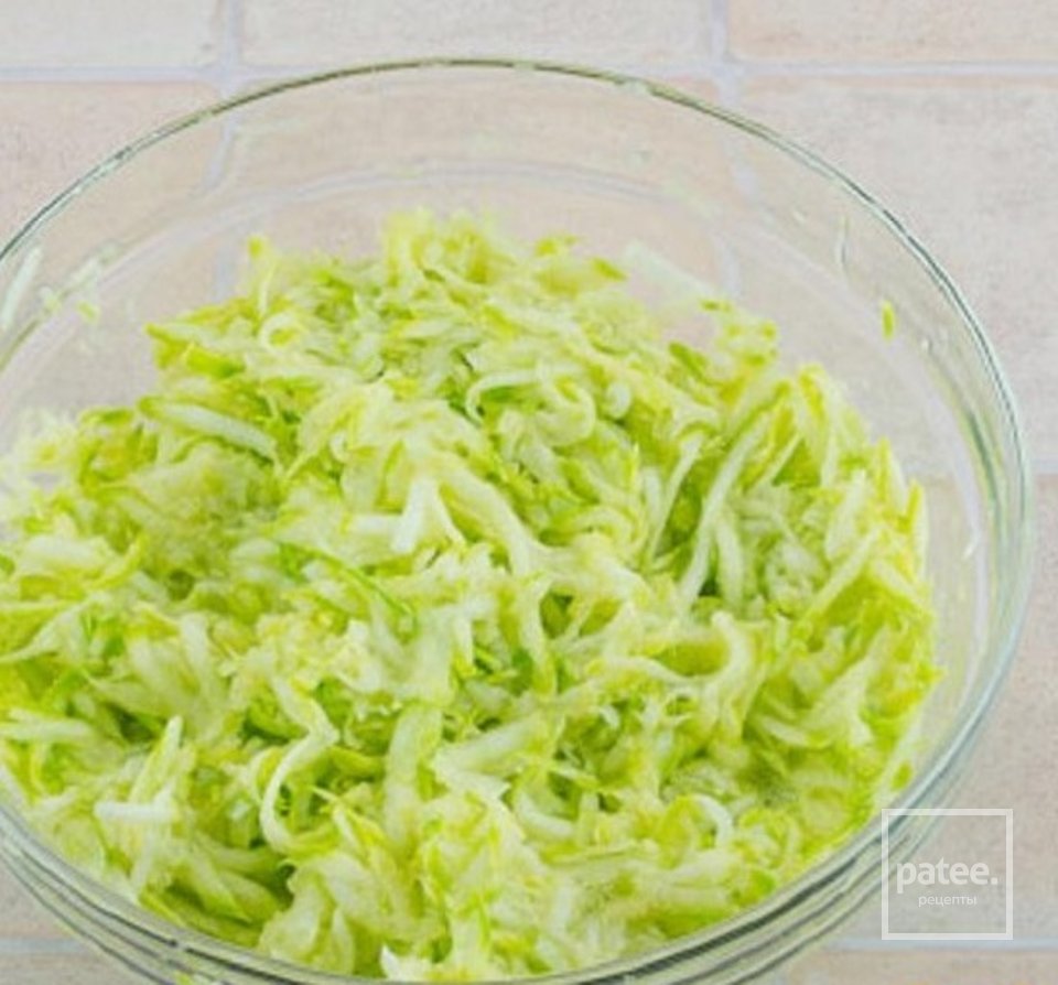 Вкусные и нежные оладьи из кабачков с укропом - Шаг 2