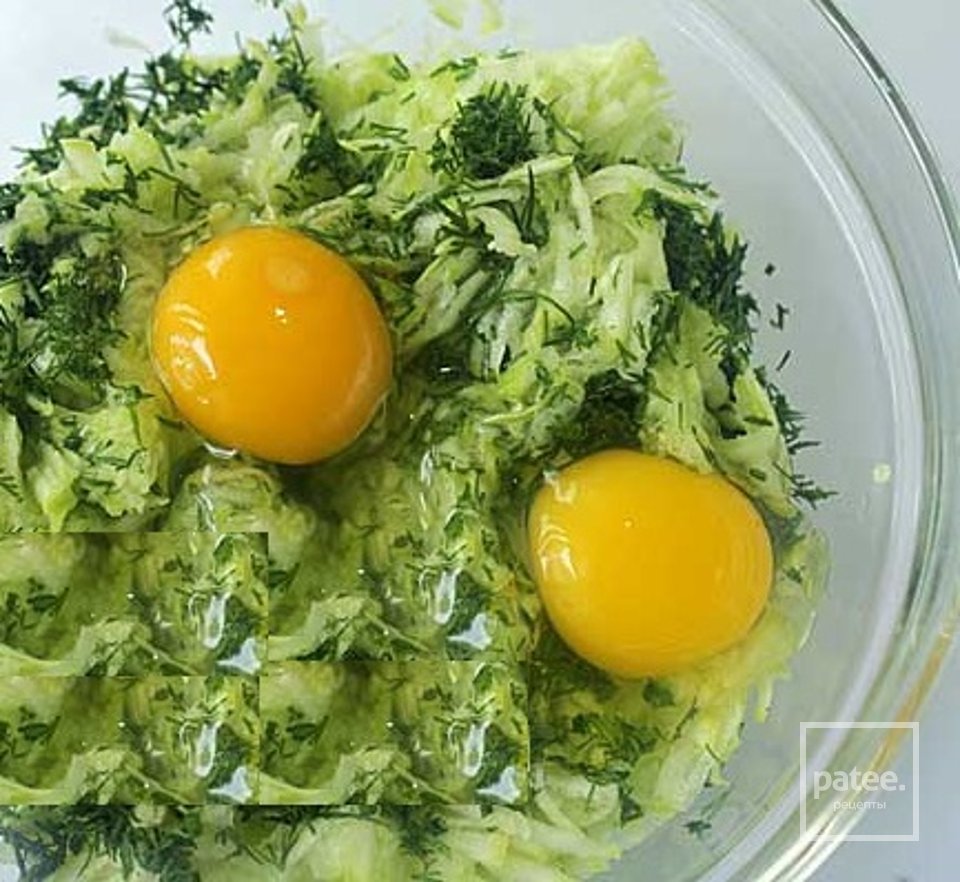 Вкусные и нежные оладьи из кабачков с укропом - Шаг 4