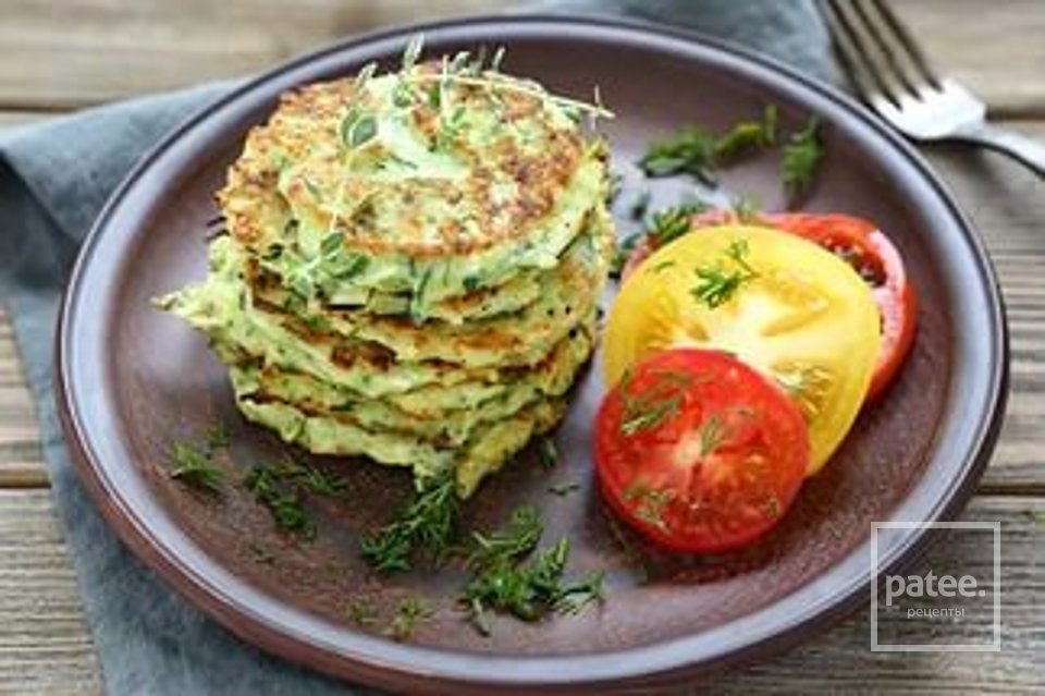 Вкусные и нежные оладьи из кабачков с укропом - Шаг 7