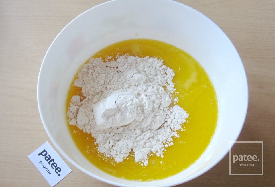 Медовый пирог с орехами в мультиварке - Шаг 7