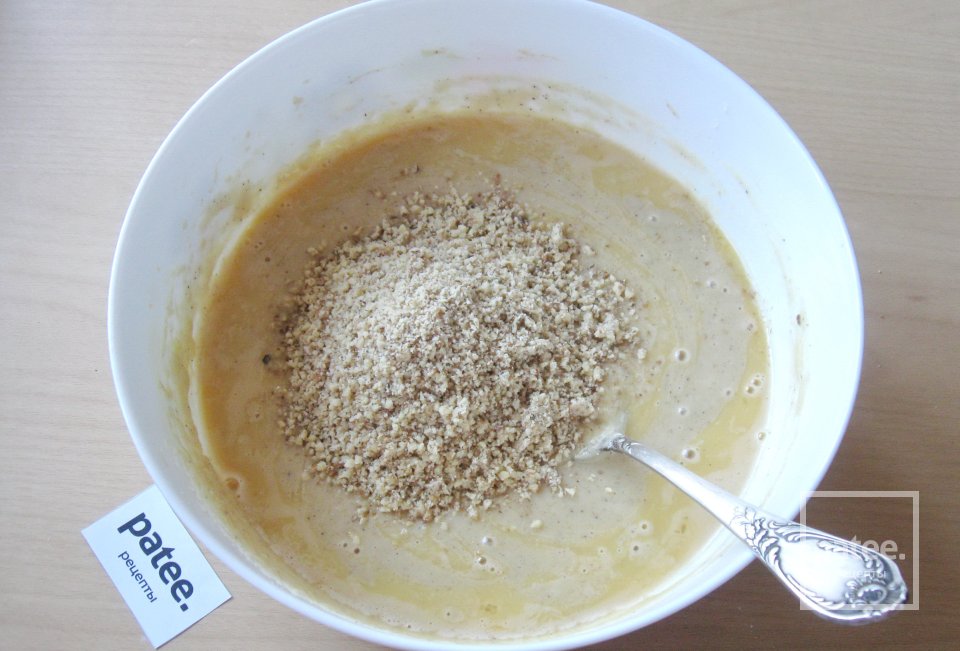 Медовый пирог с орехами в мультиварке - Шаг 11