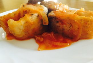 Щука под луково-томатным соусом