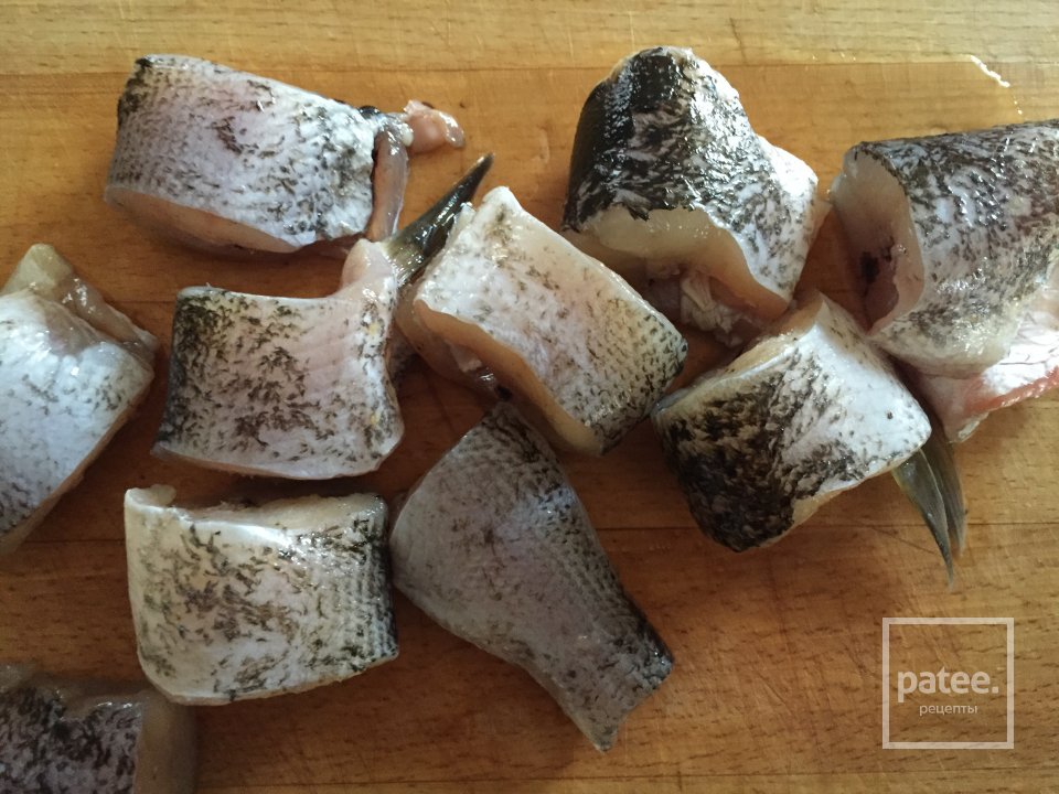 Щука под луково-томатным соусом - Шаг 1