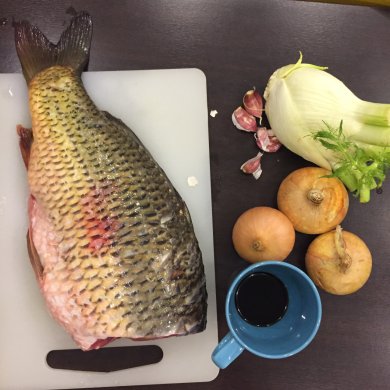 Карп в соевом соусе с чесноком и фенхелем - Шаг 1