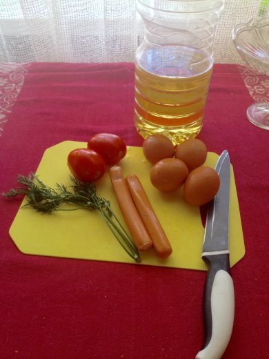 Вкусная и быстрая яичница с сосисками ,помидорами и зеленью. - Шаг 1