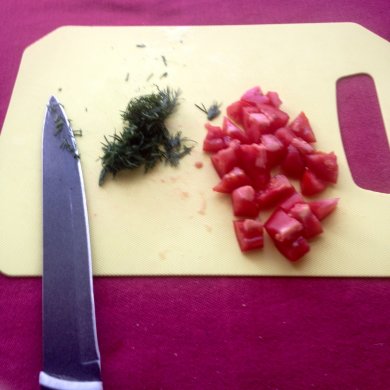 Вкусная и быстрая яичница с сосисками ,помидорами и зеленью. - Шаг 4