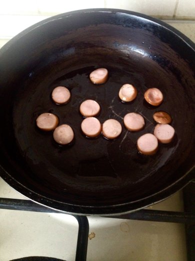 Вкусная и быстрая яичница с сосисками ,помидорами и зеленью. - Шаг 5