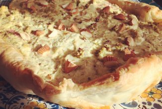 Творожный пирог из слоёного теста на завтрак. Творог и миндально-фисташковый аромат.