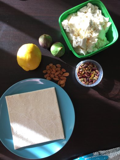 Творожный пирог из слоёного теста на завтрак. Творог и миндально-фисташковый аромат. - Шаг 1