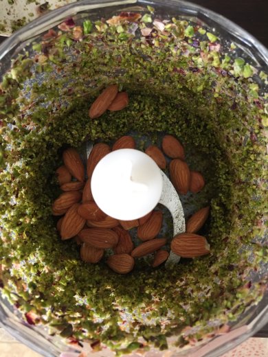 Творожный пирог из слоёного теста на завтрак. Творог и миндально-фисташковый аромат. - Шаг 3