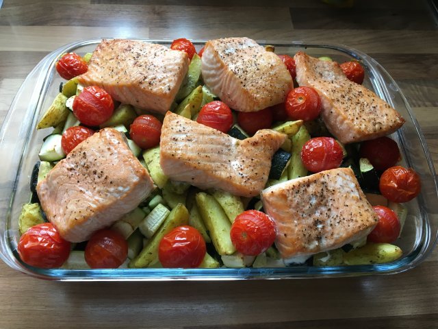 Филе лосося с овощами в духовке