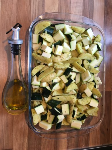 Филе лосося с овощами в духовке - Шаг 1