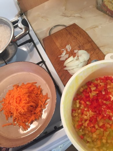 Куриная печенка в сметане с овощами - Шаг 1