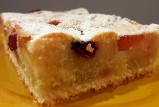 Вишнёво-персиковый пирог с молочной заливкой.