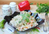 Куриные бедра с овощами и рисом