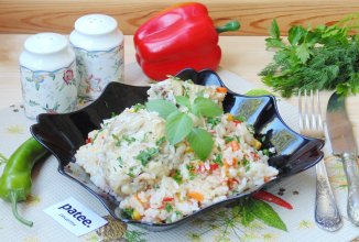 Куриные бедра с овощами и рисом