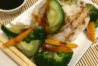 Рис по-японски с овощами и унаги - соусом.