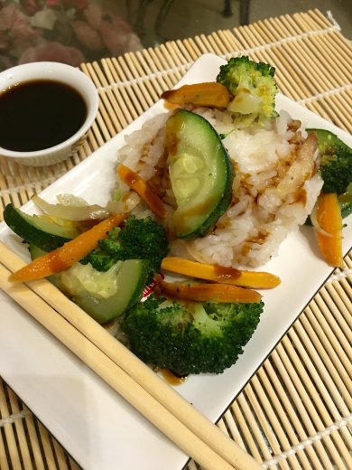 Рис по-японски с овощами и унаги - соусом.