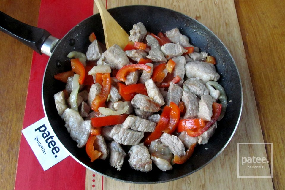 Свинина с перцем и помидорами - Шаг 8