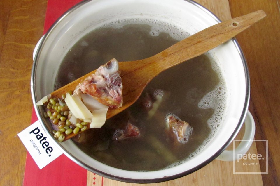 Суп с машем, копчёными рёбрышками и сосисками - Шаг 7