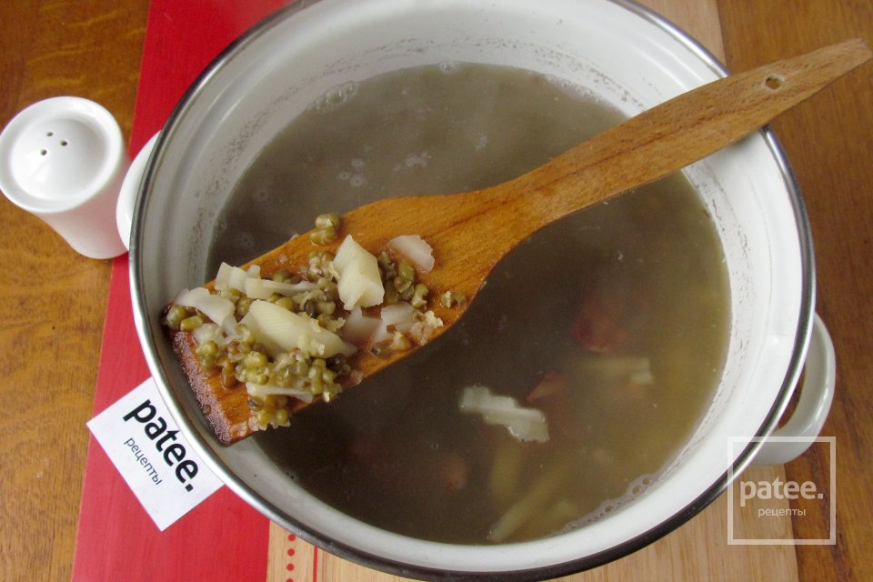 Суп с машем, копчёными рёбрышками и сосисками - Шаг 12