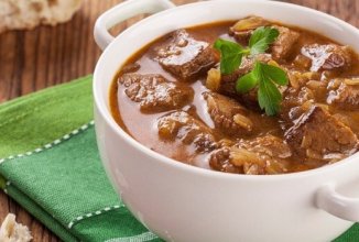 Гуляш из говядины в мультиварке