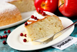 Бисквитный пирог с творогом и яблоками