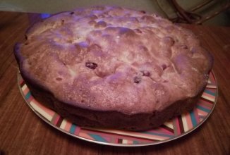 Шарлотка кефирная ягодно-яблочная