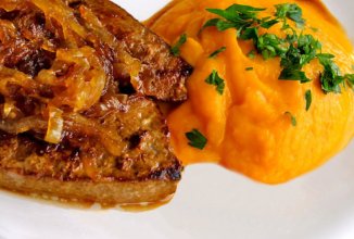 Печень с карамелизированным луком и тыквенным пюре