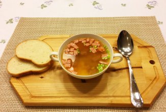 Гороховый суп на бульоне из копчённых рёбрышек