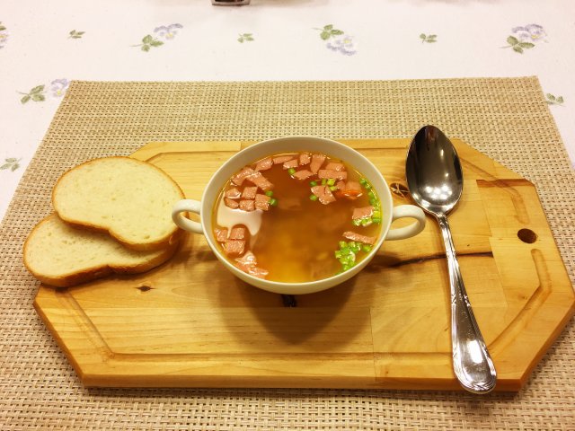 Гороховый суп на бульоне из копчённых рёбрышек
