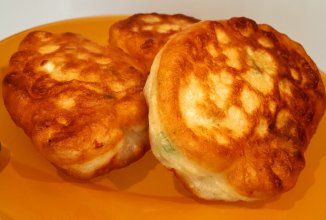 Оладьи с яйцом и зелёным луком.