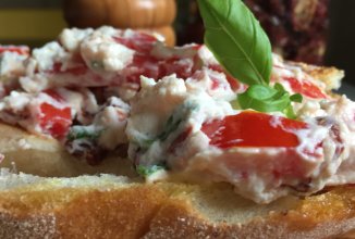 Брускетта с помидорами или бутерброд из чиабатты с помидорами и рикоттой.