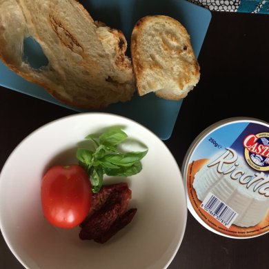 Брускетта с помидорами или бутерброд из чиабатты с помидорами и рикоттой. - Шаг 1