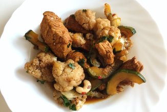 Индейка на воке с овощами и кешью