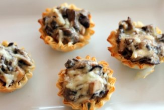 Тарталетки с курицей и грибами