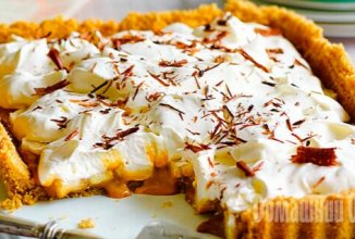 Простой пирог без выпечки со сгущенкой, бананами и песочным печеньем – баноффи