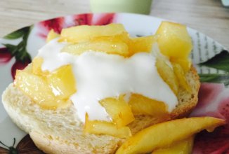 Гренки с карамелизованным яблоком