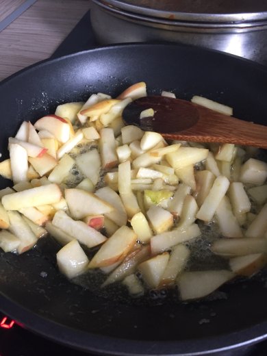 Гренки с карамелизованным яблоком - Шаг 1