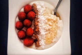 Овсяная каша с корицей ,кокосовой стружкой и сиропом топинамбура 🍴