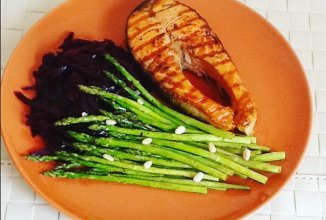 Стейк из сёмги со спаржей