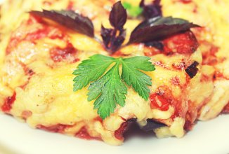 Запеканка из баклажанов с курицей, помидорами и сыром