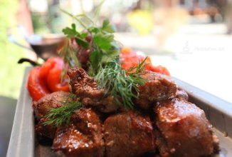 Шашлык из говядины в медовом маринаде с соусом из клюквы